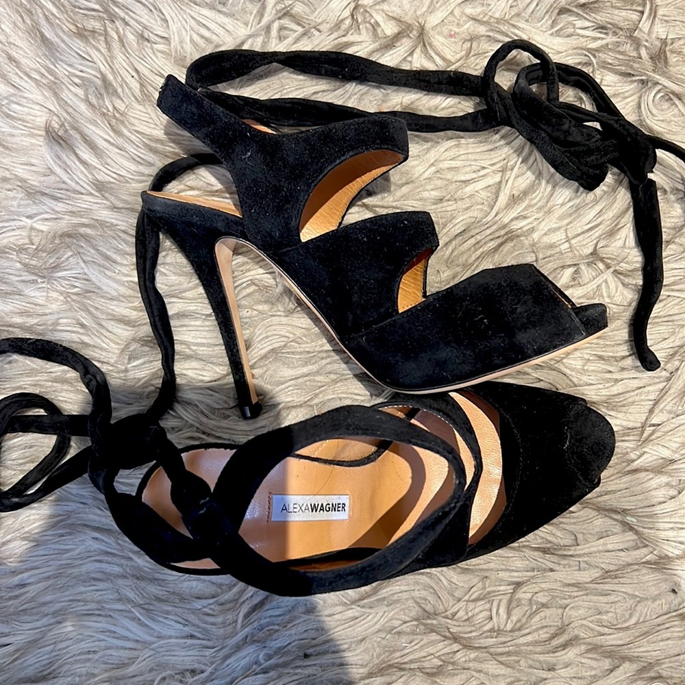 Alexa Wagner heels